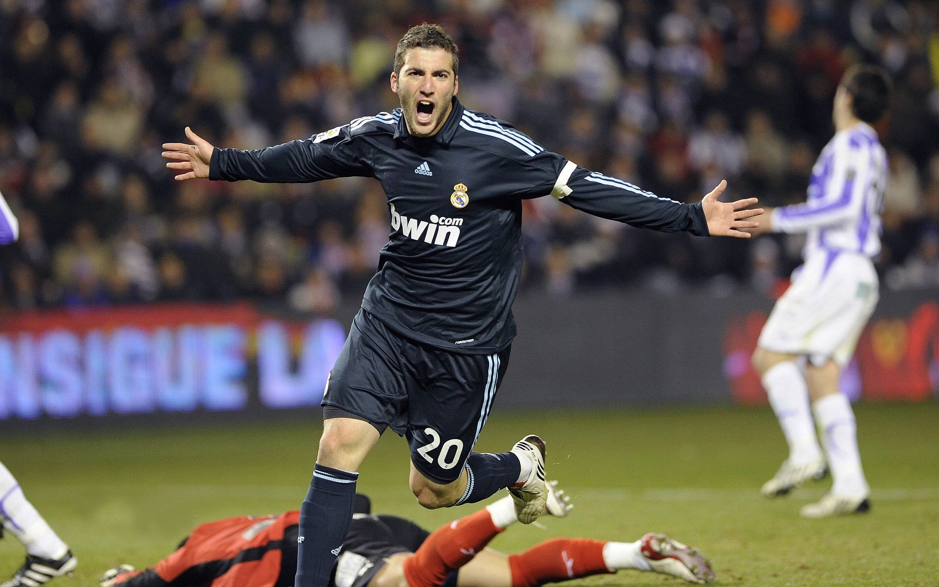 俱乐部发布全新主客场球衣设计引发热议，各俱乐部球服